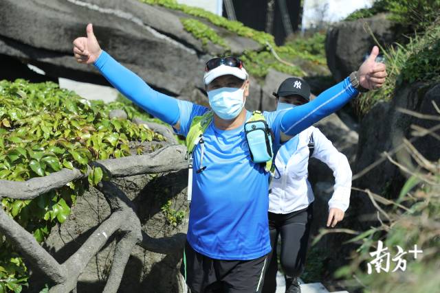 4月28日“深圳十峰”全民健身登山活動啟動儀式在鵬城第一峰梧桐山舉行。經(jīng)過近一個月的宣傳預(yù)熱，“深圳十峰”終于拉開序幕，正式亮相。