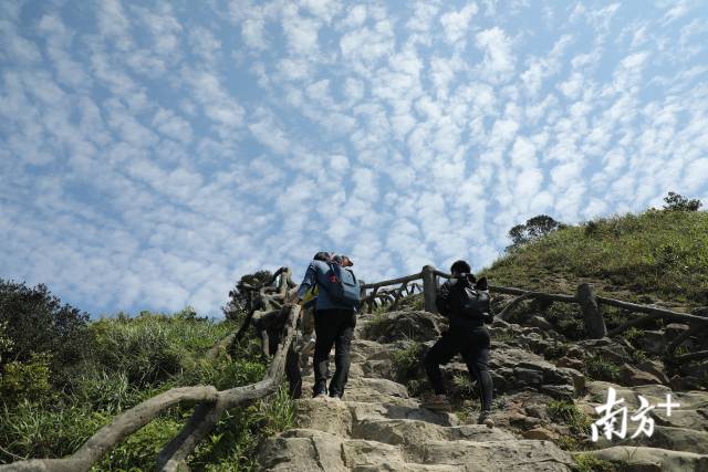 4月28日“深圳十峰”全民健身登山活動啟動儀式在鵬城第一峰梧桐山舉行。經(jīng)過近一個月的宣傳預(yù)熱，“深圳十峰”終于拉開序幕，正式亮相。